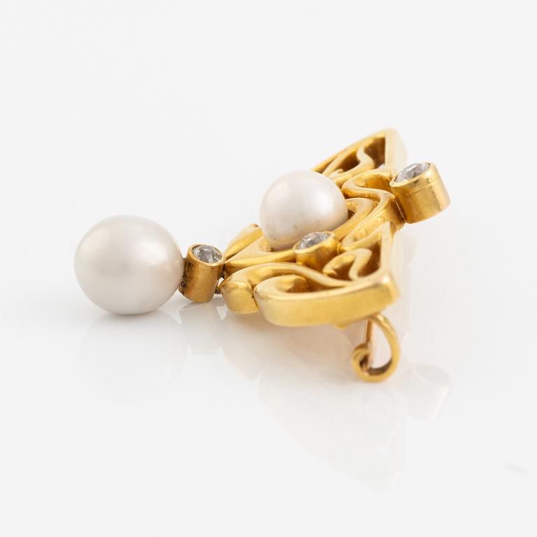 A brooch in 14K gold with pearls and old-cut diamonds.