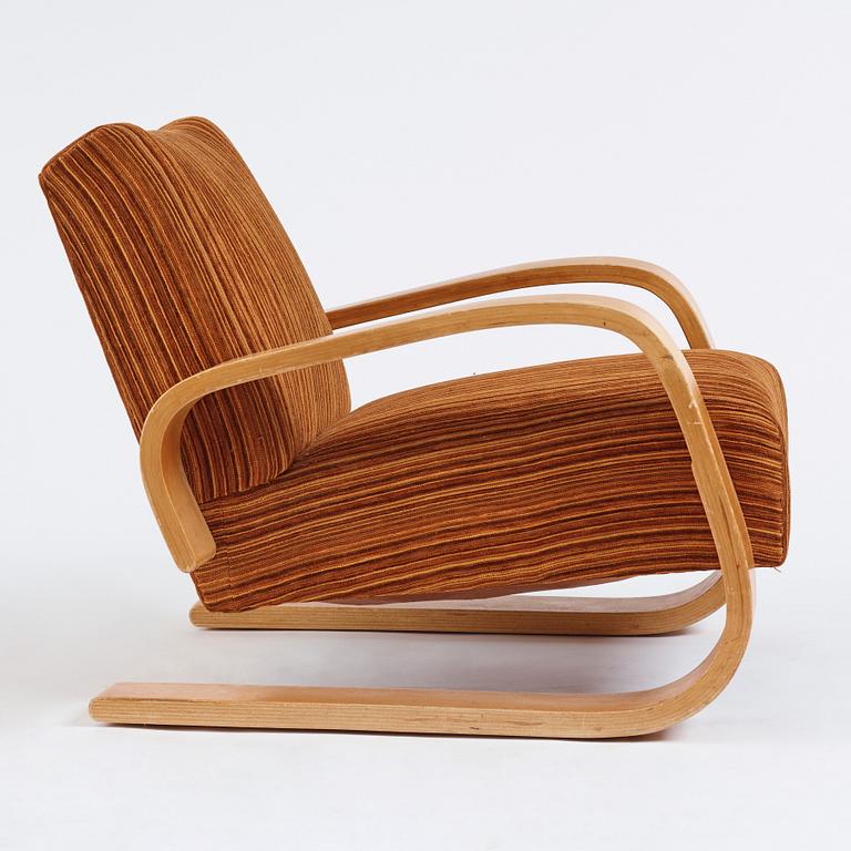 Alvar Aalto, a model 400 'Tank Chair', executed by Aalto Möbler in Hedemora, Sweden 1945-56.