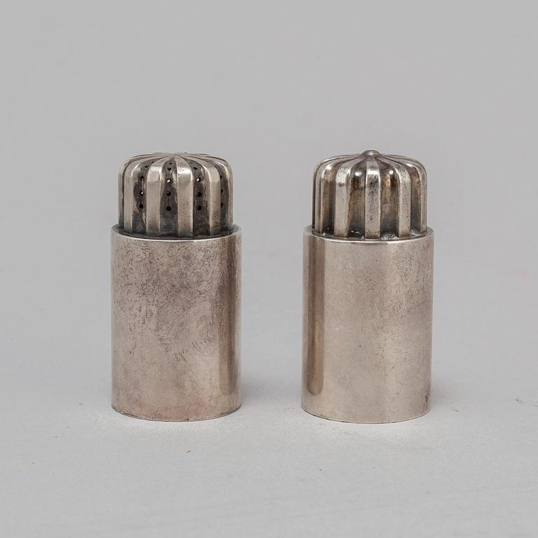 SIGVARD BERNADOTTE, a pair of sterling silver salt and pepper shakers model 834 from Georg Jensen.