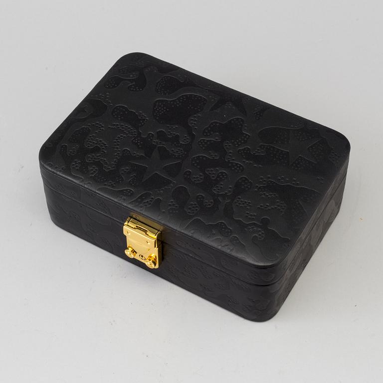 SMYCKESKRIN, präglat mönster "Aristidia" i svart skinn, Firma Svenskt Tenn, 2000-tal.