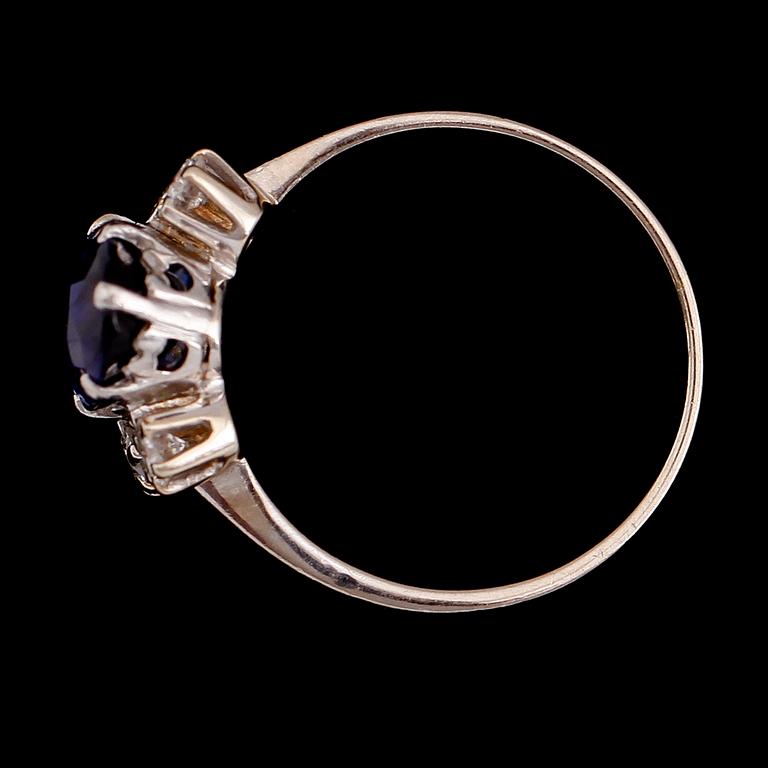 RING, 18 k vitguld, briljantslipade diamanter samt blå safir, svenska stämplar 1982, IBG, Norrköping.