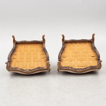 Bergèrer, ett par, Louis XV-stil, omkring år 1900.