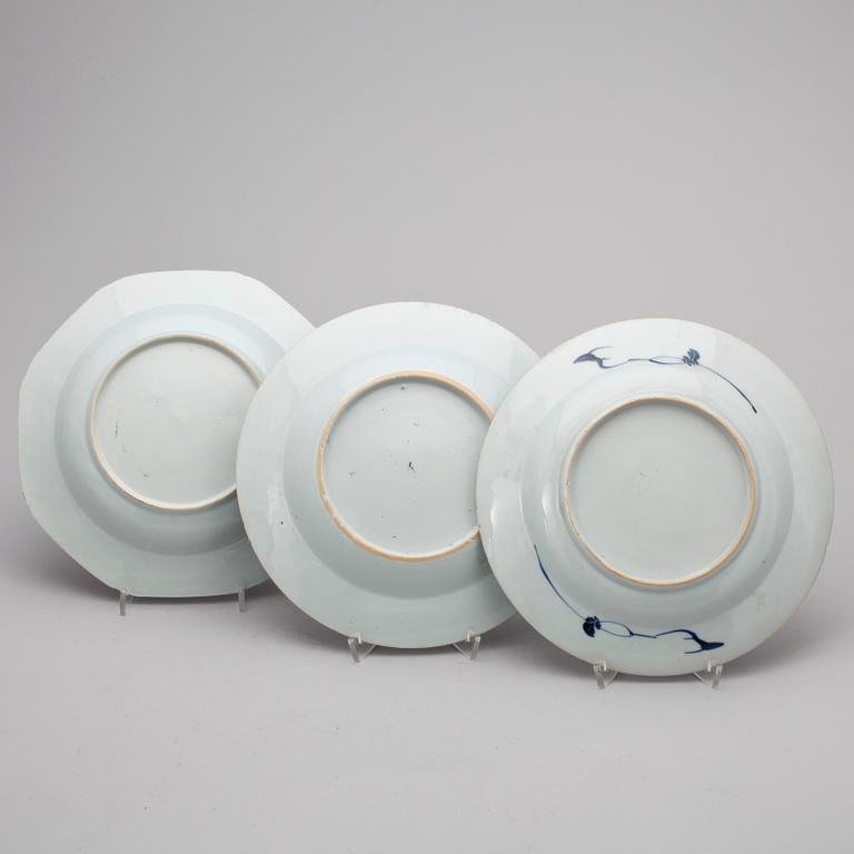 TALLRIKAR, 3 st, porslin, Kina, Qing dynastin, 1700-tal.