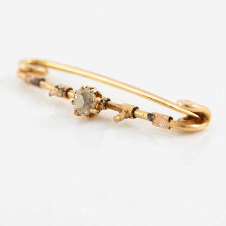 Brooch 18K gold with an old-cut diamond, defective.