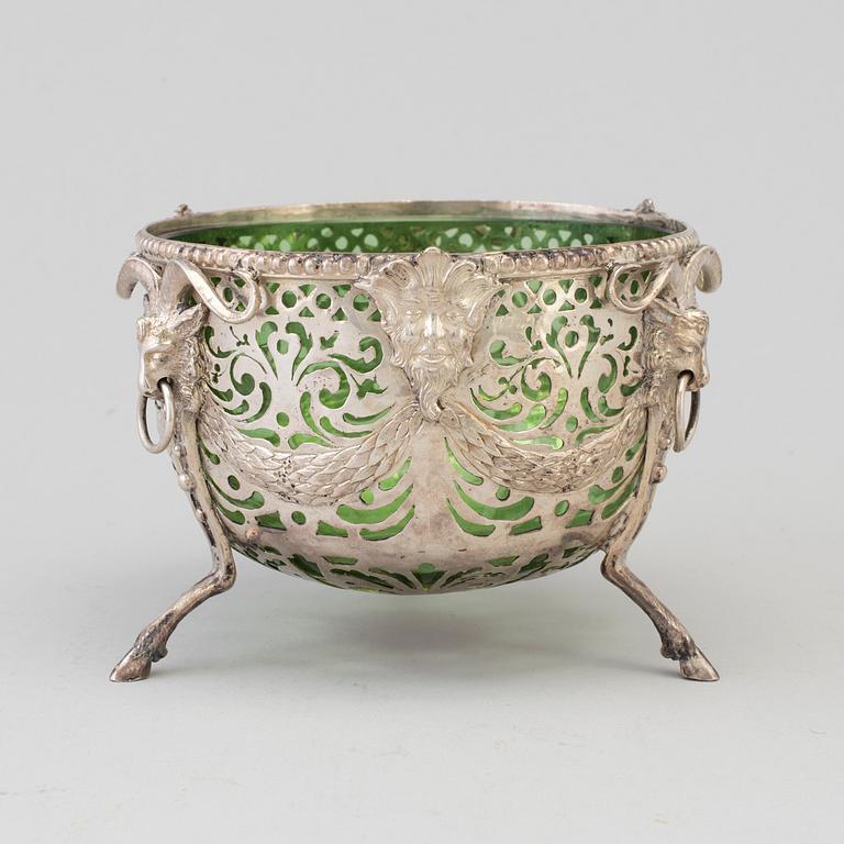 A GERMAN SILVER SWEET MEAT BOWL, first half of the 20th century.