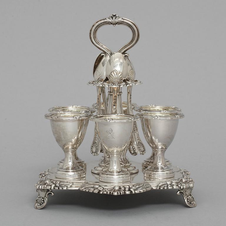 ÄGGKOPPAR med SKED, i ställning, silver, S W & Co, Sheffield, England, 1839-40. Tot vikt c:a 1200 g.