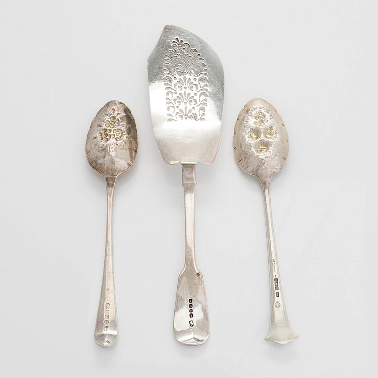 Fiskspade och fruktskedar, 2 st, sterlingsilver, London 1833 och 1788 och Sheffield 1904..