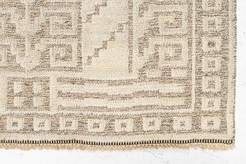 Märta Måås-Fjetterström, matta, "Vita spetsporten", flossa, signerad AB MMF, ca 220 x 136 cm.