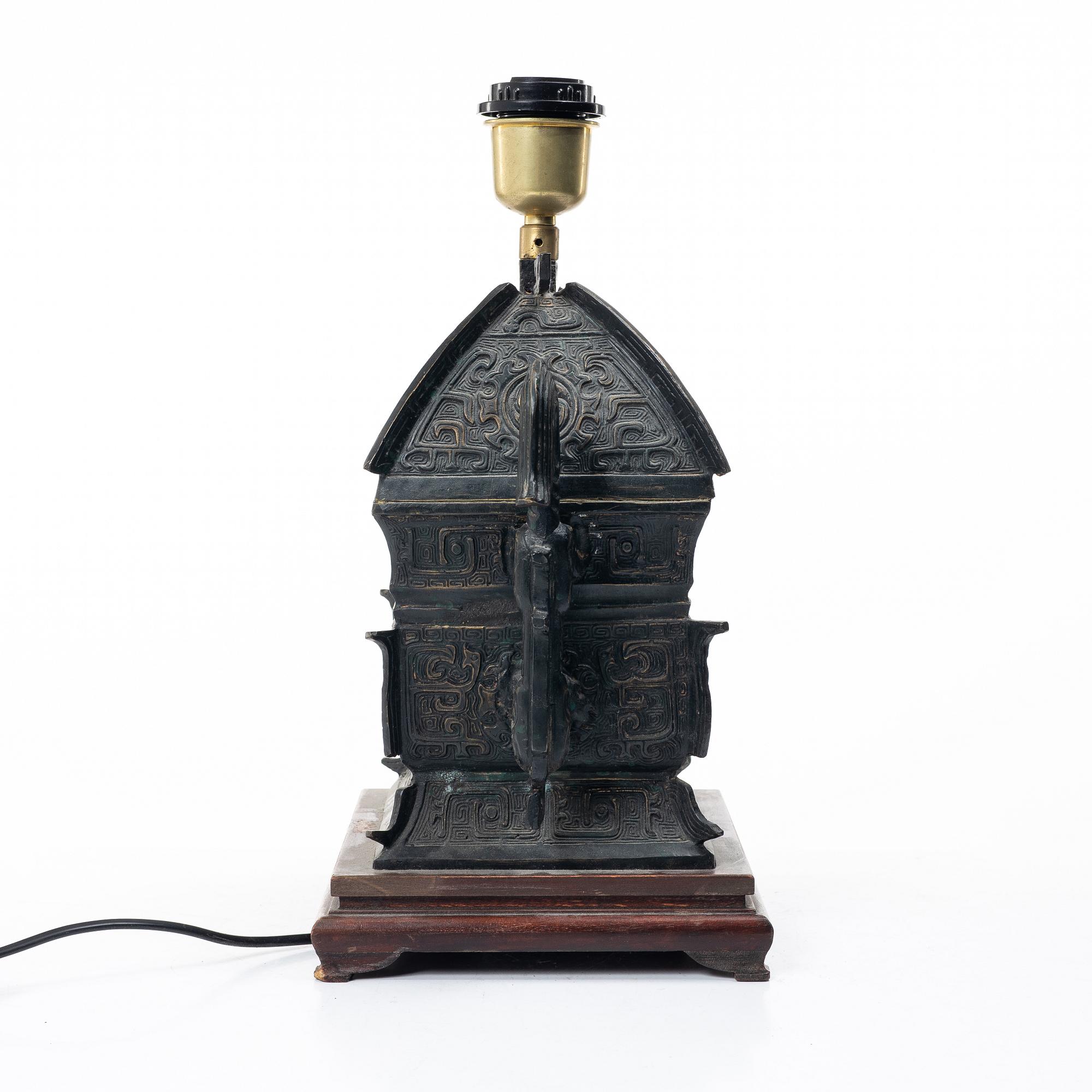 Bordslampa, Kina, brons, 1900-talets senare del.