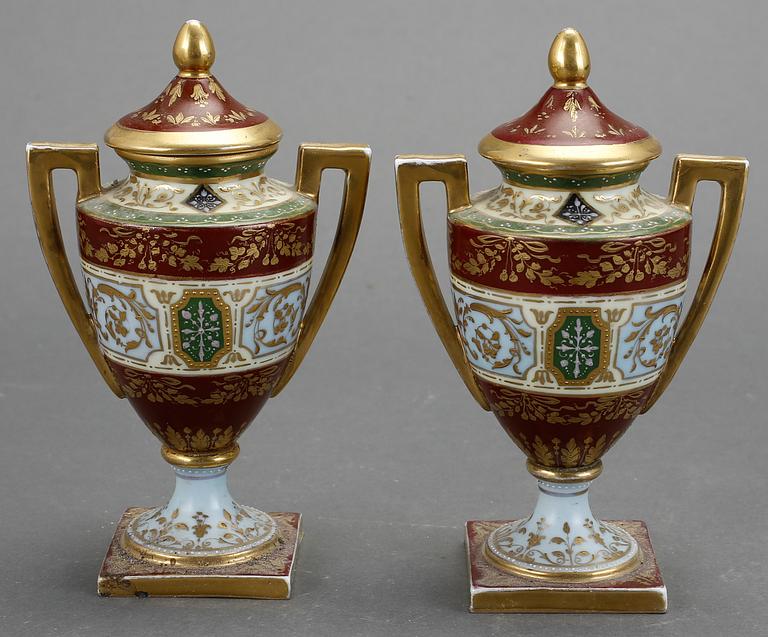 URNOR MED LOCK, Porslin, Wien, empirestil, omkr år 1900.