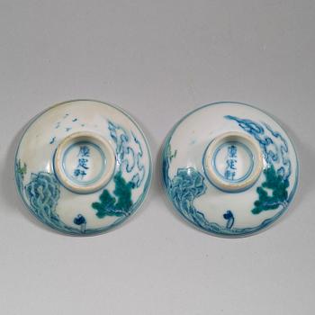 KOPPAR med LOCK, ett par, porslin. Sen Qingdynasti (1644-1912).