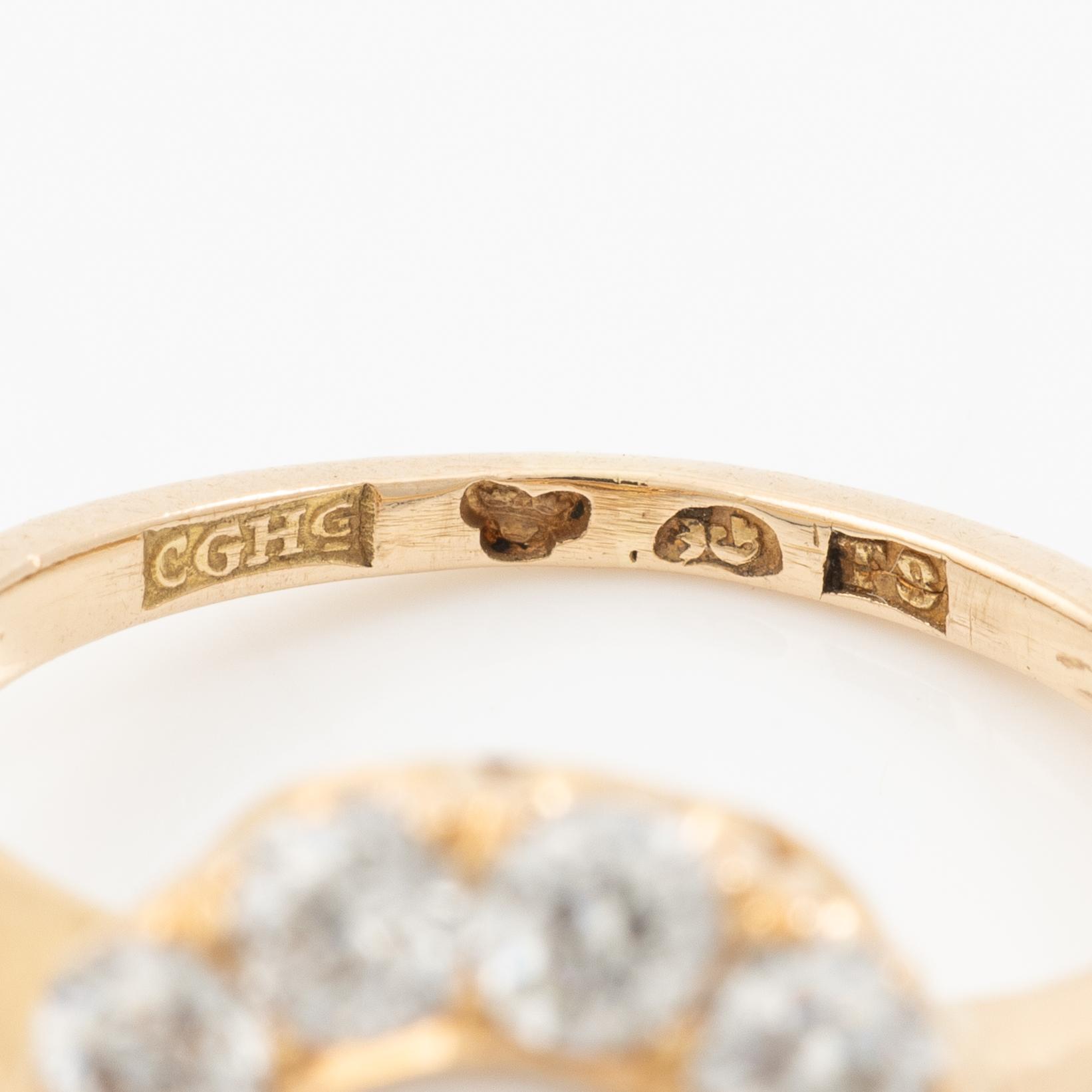 Ring, carmosémodell 18K guld med en odlad boutonpärla och gammalslipade diamanter.
