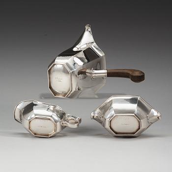 JACOB ÄNGMAN, kaffeservis, tre delar, Guldsmedsaktiebolaget, Stockholm 1929 (kaffekanna), 1934.