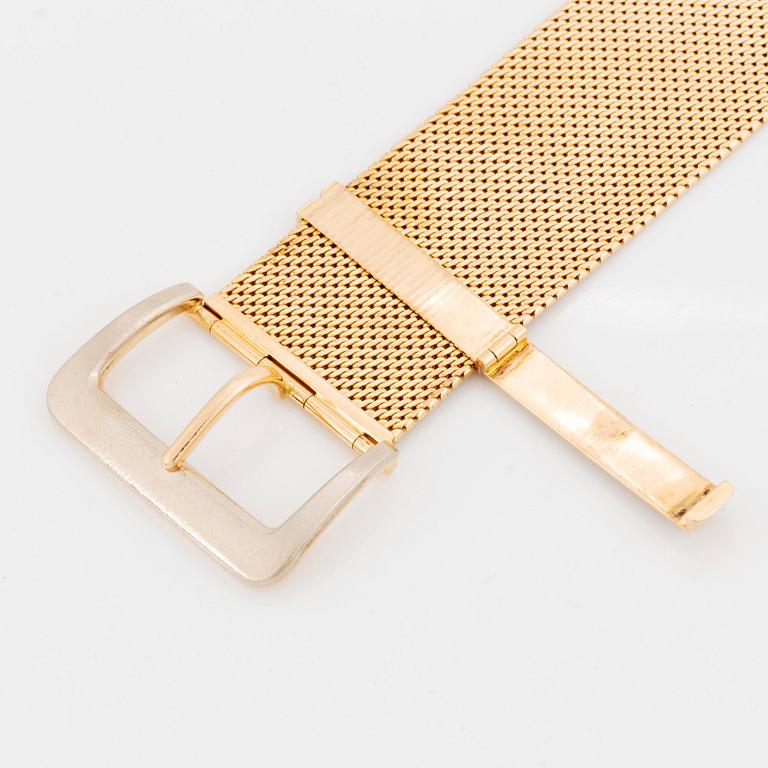 An 18K gold bracelet.