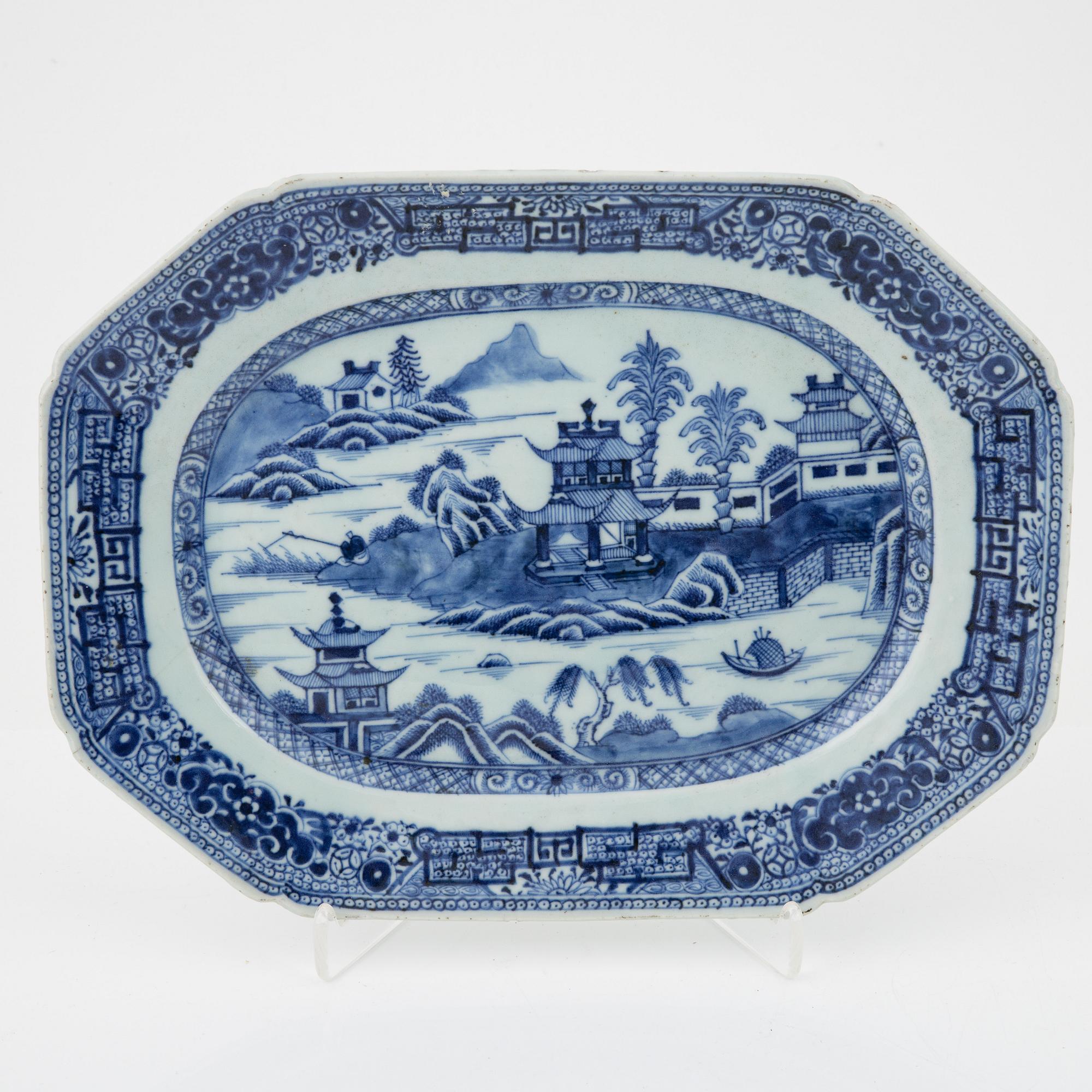 Stekfat, tre stycken, porslin, Kina, Qingdynastin, Qianlong (1736-95) samt Jiaqing (1796-1820).