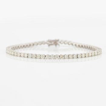 Tennis bracelet in 18K gold with round brilliant-cut diamonds.