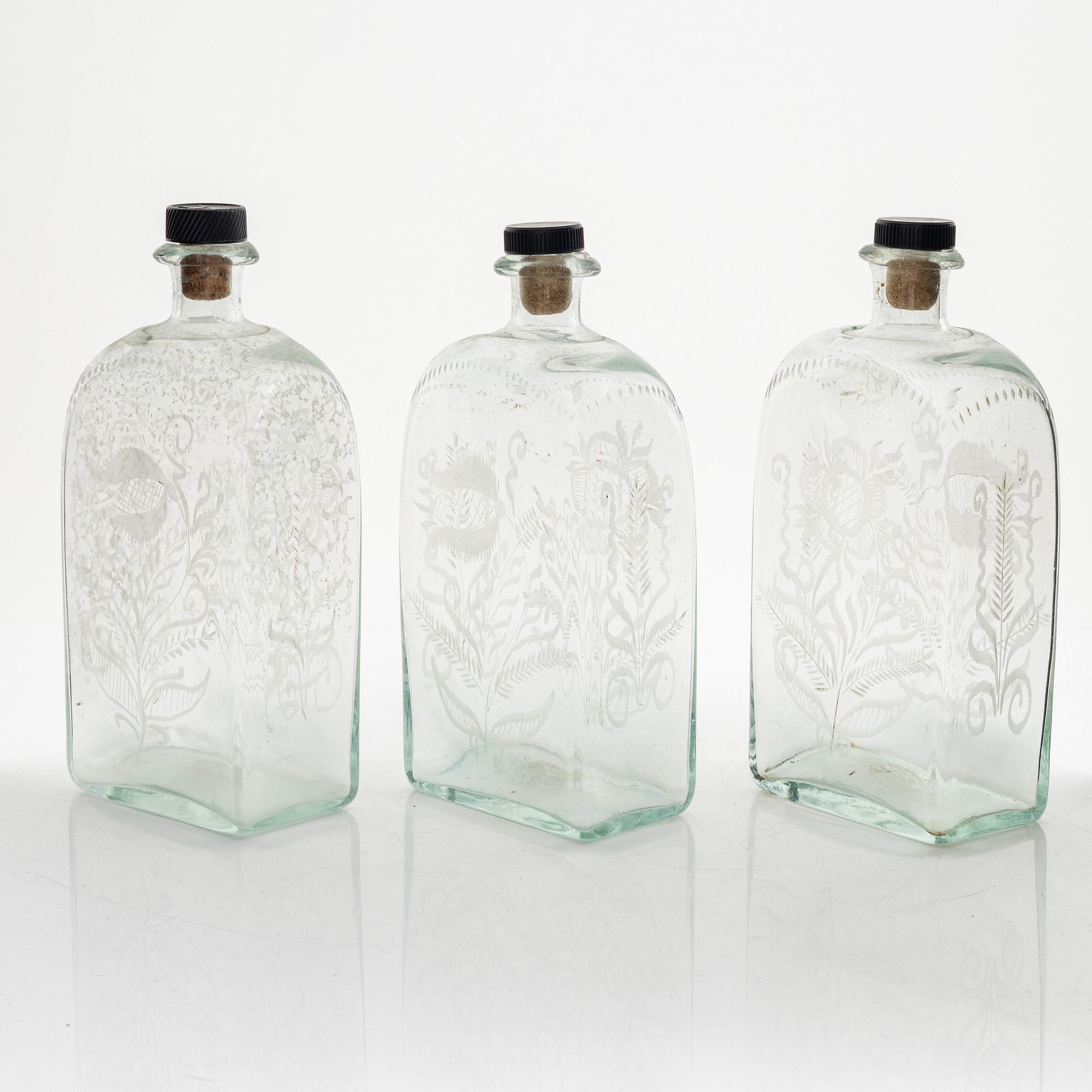 Brännvinsflaskor, 3 st, i schatull, Cederbergs Glasbruk, 1800-talets första hälft.