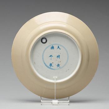 A famille verte dish, Qing dynasty, Kangxi (1662-1722).