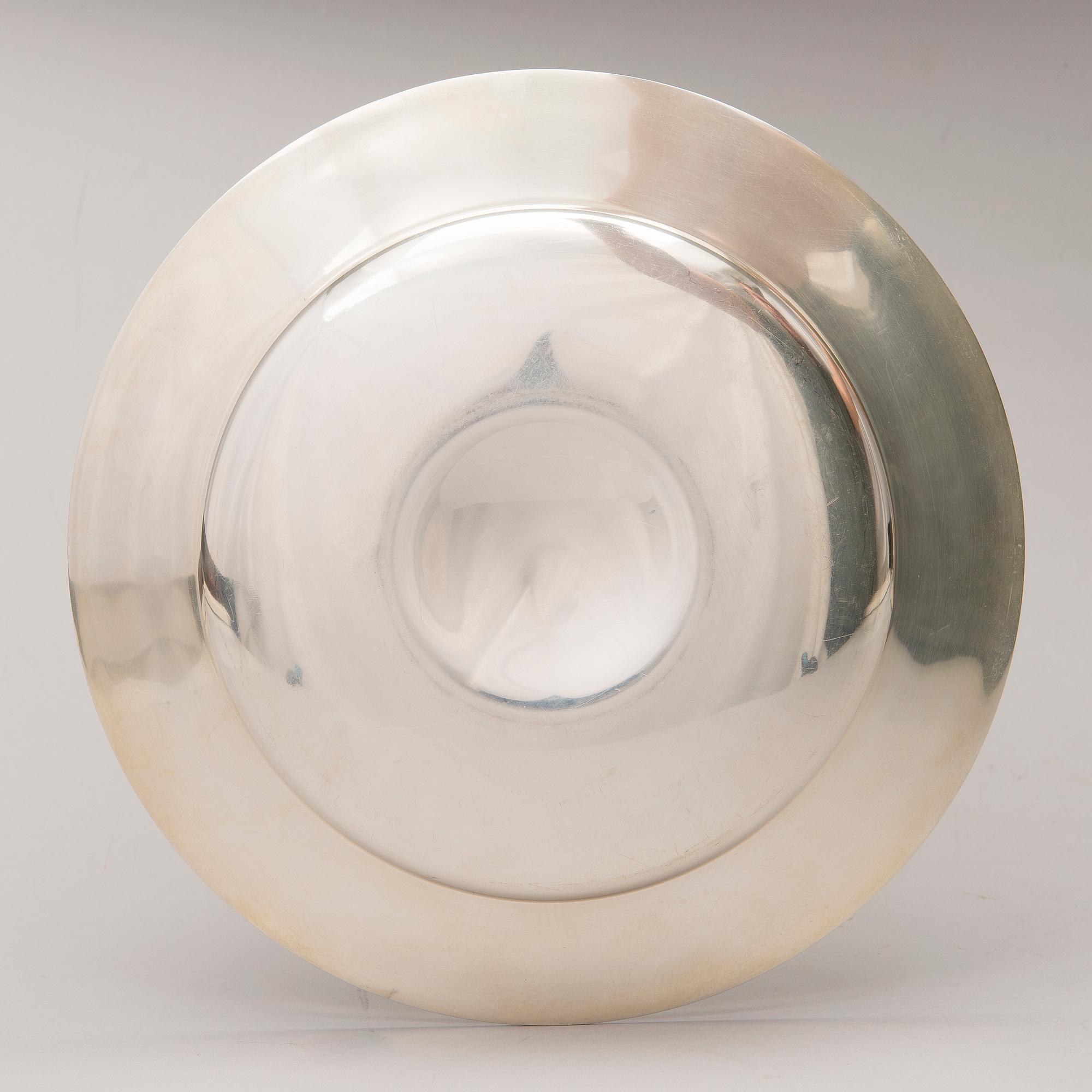 A ENGLISH SILVER PLATE, London 1968.