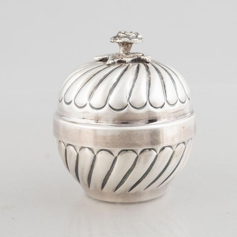 Box/bowl with lid, silver, 20th Century.