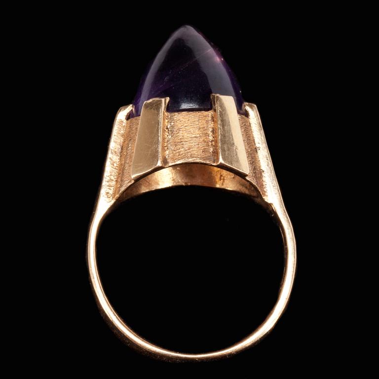 RING, 18k guld med ametist, B. Hedberg, Arvidsjaur 1962. Vikt ca 7 g.