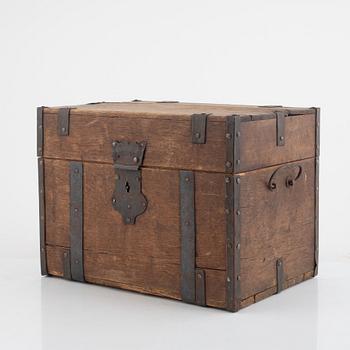 A flask box, 19th Century.