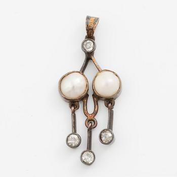 Pendant in 18K gold and silver with half pearls and old-cut diamonds, around the turn of the 20th century.