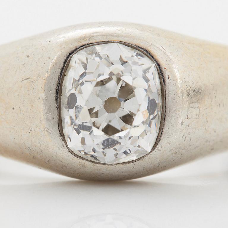 Ring platina med en cushionformad gammalslipad diamant.