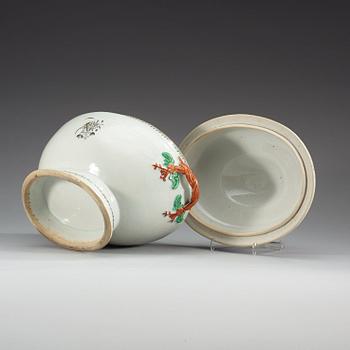 A grisaille and enamelled tureen with cover, Qing dynasty, Jiaqing (1796-1820).