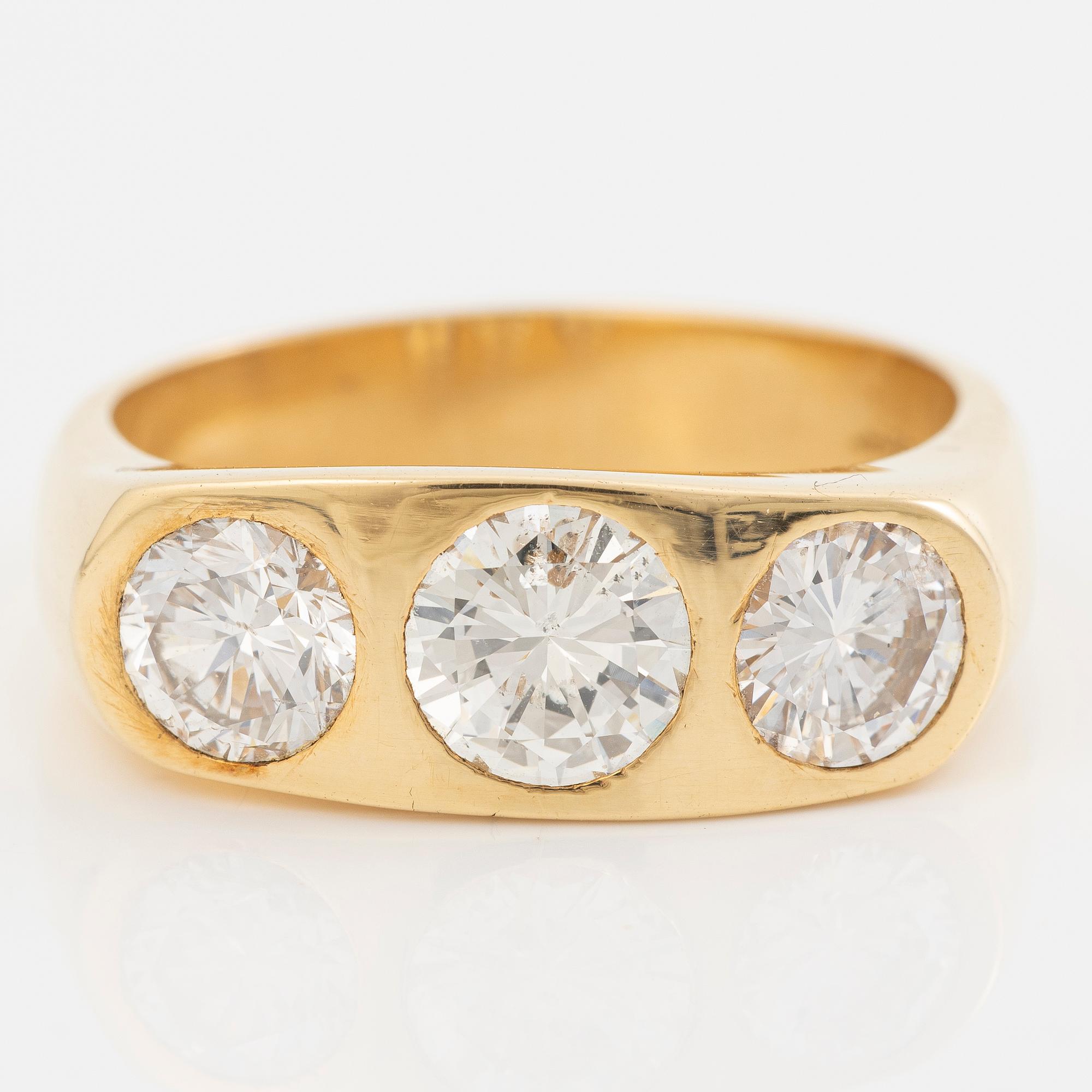 Ring in 18K gold with three brilliant-cut diamonds.
