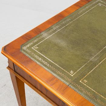 Skrivbord och karmstol, engelsk stil, 1900-talets andra hälft.