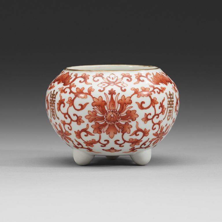 PENSELBAD, porslin. Qing dynastin, 1800-tal.