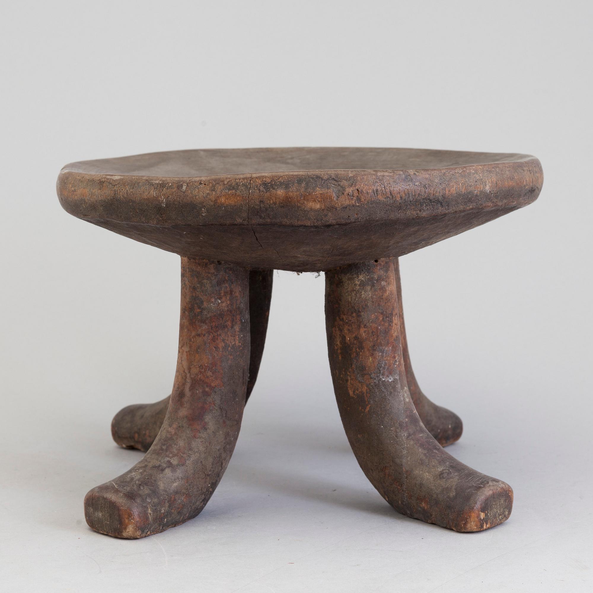 A STOOL, probably Ethiopian, first half of the 20th century, diameter ca 32 cm, height ca 21,5 cm.