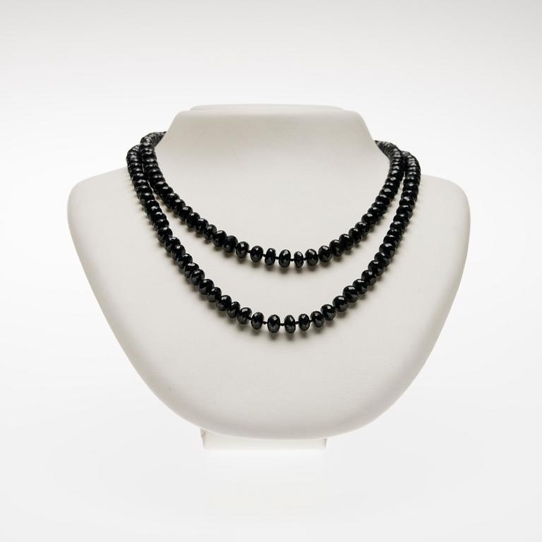 COLLIER, svarta spineller, silverlås.