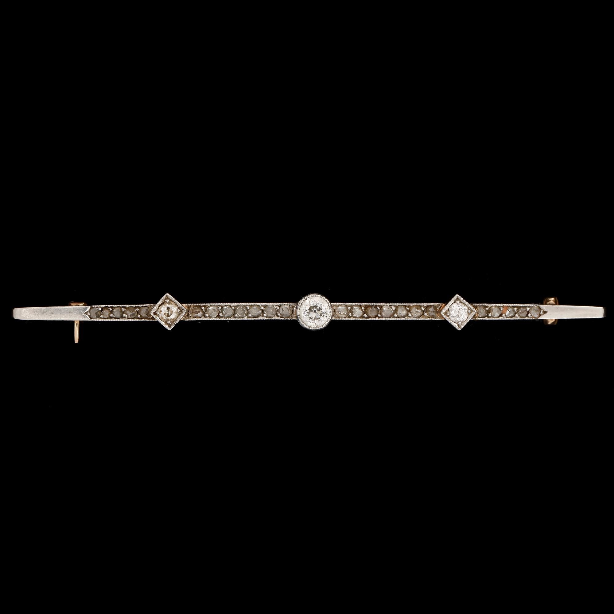 BROSCH, 14k guld samt platina med gammal- och rosenslipade diamanter, mittsten ca0,25ct. Vikt 6g.