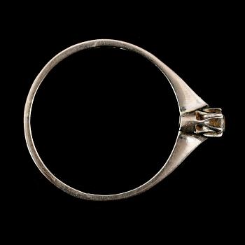RING, 18 k vitguld med mindre briljant. Vikt ca 2 gram.