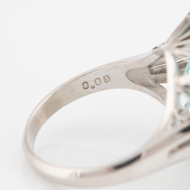 Ring, cocktail ring, platinum with aquamarine and brilliant-cut diamonds.