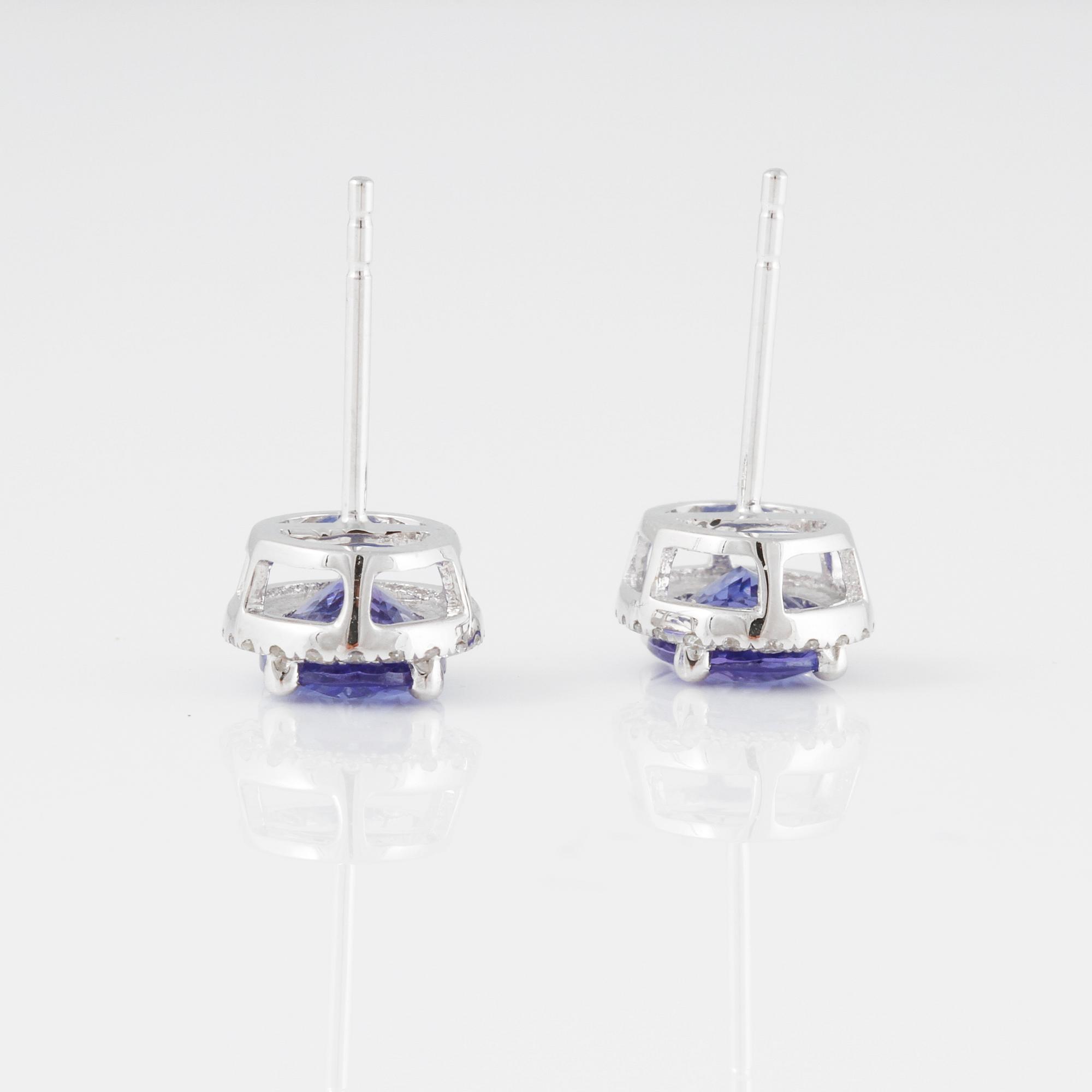ÖRHÄNGEN,18K vitguld med fasettslipade tanzaniter, ca 2.30 ct och briljantslipade diamanter ca 0.20 ct. Vikt 2,4 gram.