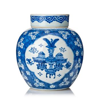 1030. A blue and white jar with cover, Qing dynasty, Kangxi (1662-1722).