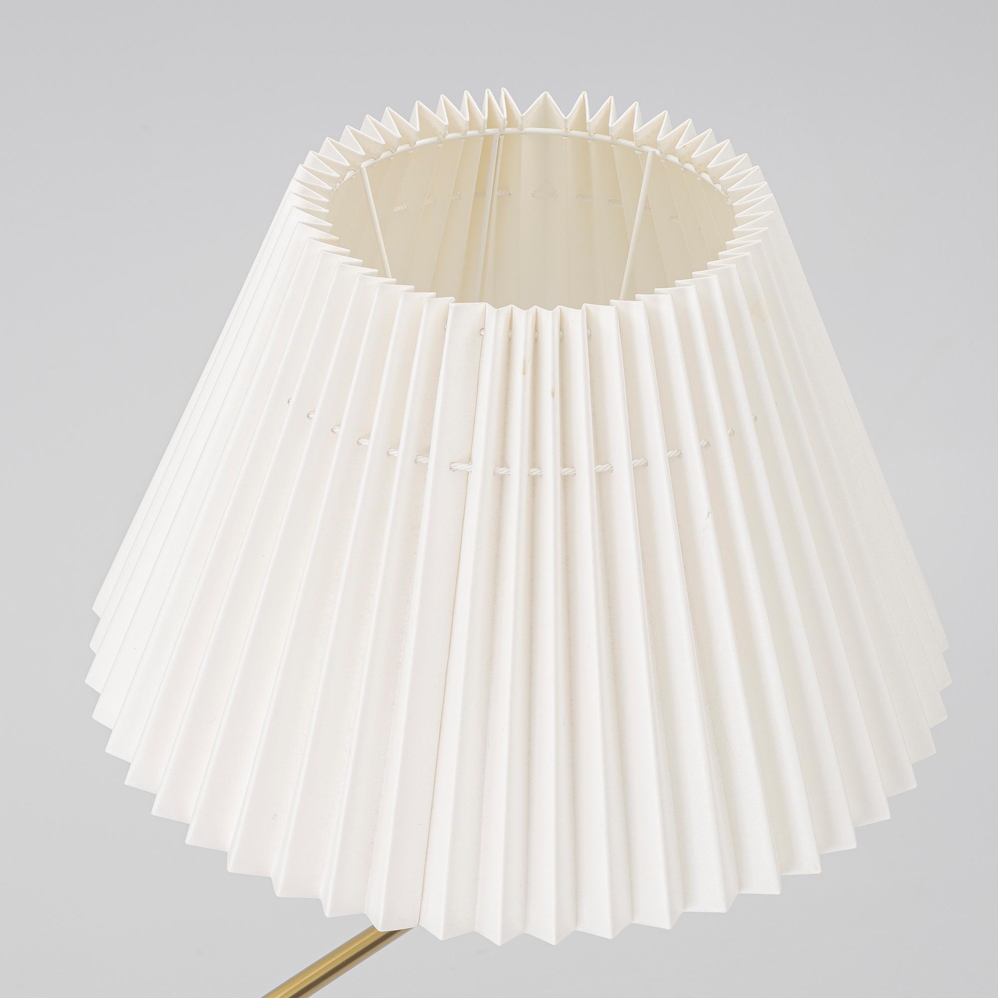 Josef Frank, golvlampa, modell G2568, "Lilla kamelen", Firma Svenskt Tenn.