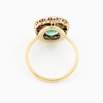 Ring in 18K gold with a cushion-shaped emerald and half pearls.