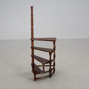 BIBLIOTEKSSTEGE, England. 1900-talets andra hälft.