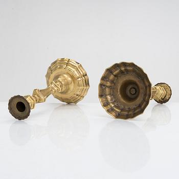 Ljusstakar, ett par, mässing, argent haché, Régence, Frankrike, 1700-tal.