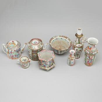 Eight pieces of chinese porcelain, around the year 1900.