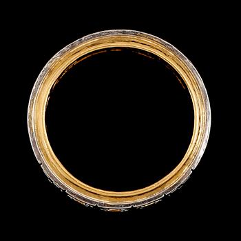 ALLIANSRING, 23 k guld och 18 k vitguld, 3 briljantslipade diamanter, total vikt ca 10 g.