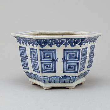 A blue and white pot, Qing dynasty, 19th century.