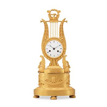 1674. A French Empire early 18th century mantel clock.