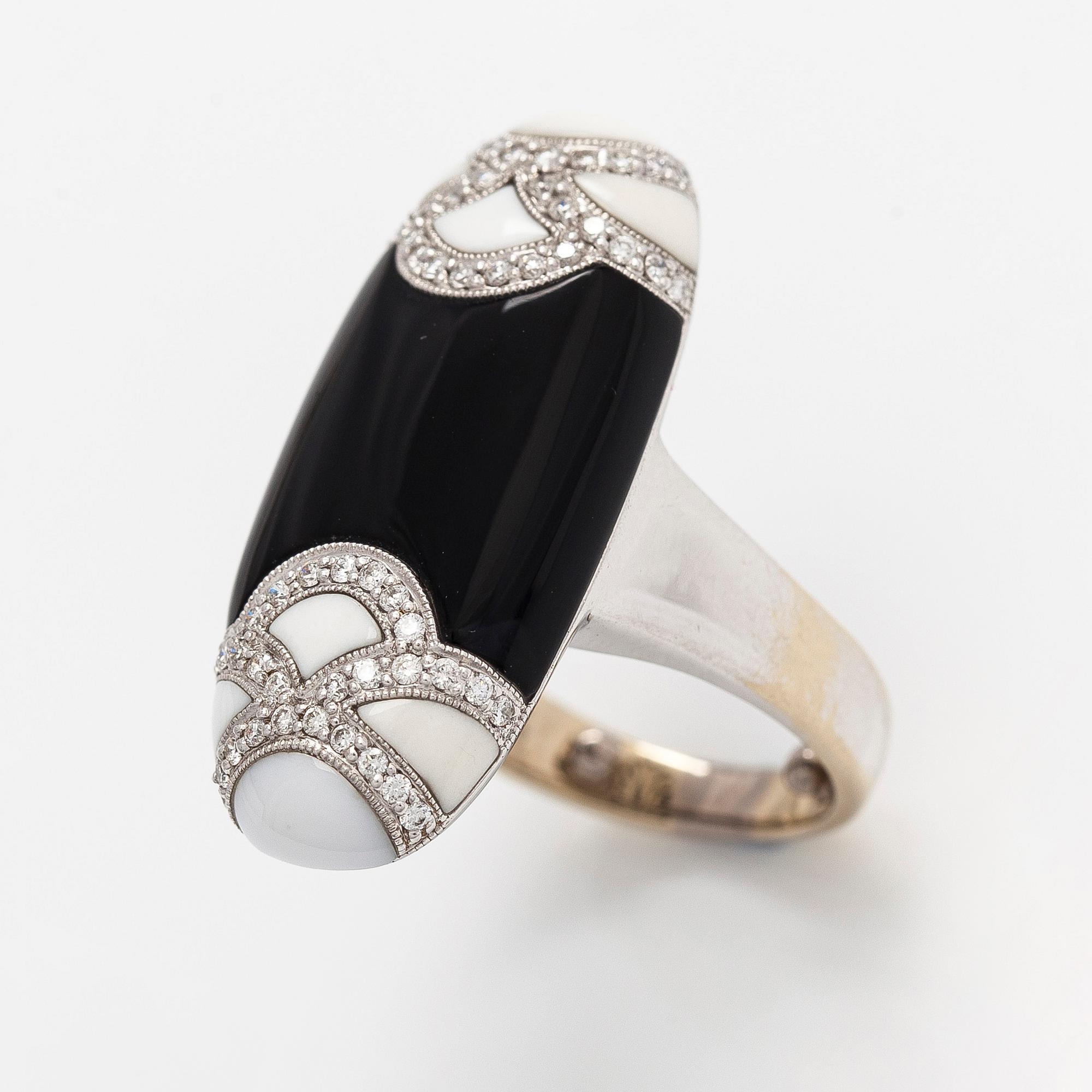 Sormus, musta ja valkoinen onyksi briljanttihiotut timantit.