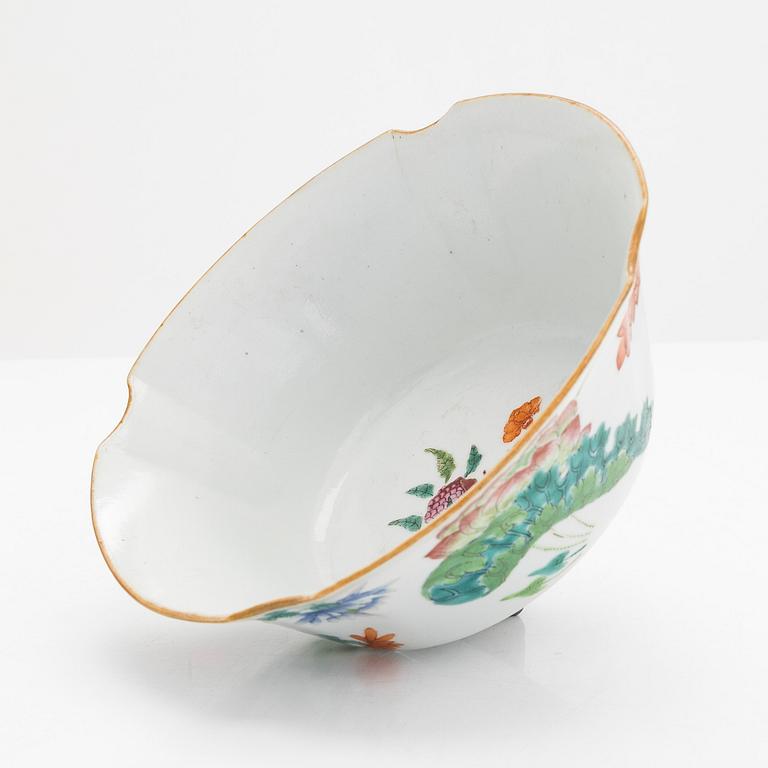 A porcelain bowl and four teacups, China, late Qing dynasty (1644-1912).