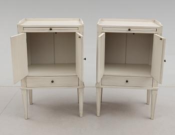 SÄNGBORD, 1 par, gustaviansk stil, 1900-talets andra hälft.